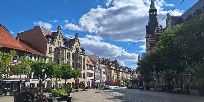 Foto: Erfurter Anger © Stadtverwaltung Erfurt Im Zentrum Erfurts, am Anger, fährt eine Straßenbahn in Richtung Norden.
