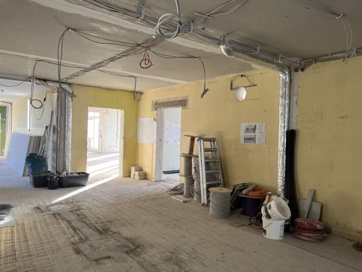 Das Foto zeigt einen Raum des zukünftigen Mensagebäudes der GEM 06 während der Bauarbeiten.
