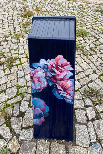 Graffiti-Projekt Medienkasten gestaltet mit Blumenmotiv