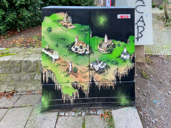 Graffiti-Projekt Medienkasten gestaltet mit Thüringen Umriss und den Burgen im Freistaat.