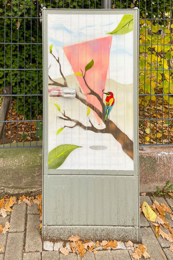 Graffiti-Projekt Medienkasten gesteltet mit einem fabigen Dreieck und einem Vogel