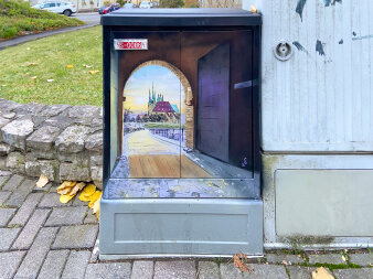 Graffiti-Projekt Medienkasten gestaltet mit einem Erfurt-Motiv - Blick auf den Dom und die Severikirche.