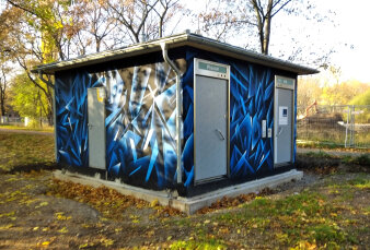 Graffiti-Projekt mit Spraydosen wurde Eiskristalle in Blautönen an die Fassade einer WC-Anlage gesprüht