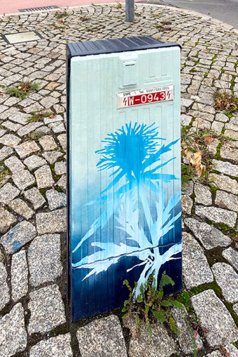 Graffiti-Projekt Medienkasten gestaltet mit Blumenmotiv