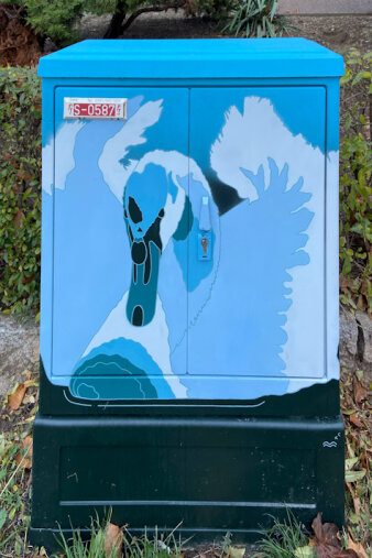 Graffiti-Projekt Medienkasten gestaltet mit einem blauen Schwan