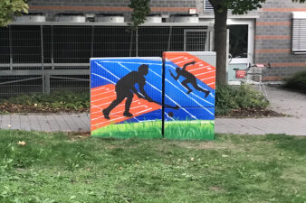 Graffiti-Projekt gestaltet mit Siluetten von Sportler in der Leichtathletikhalle