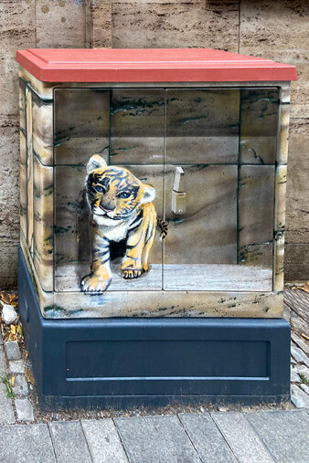 Graffiti-Projekt Medienkasten auf dem sich ein Tigerbaby gesprüht wurde.
