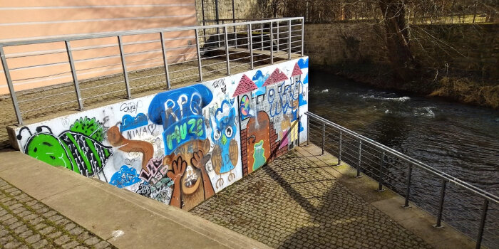 Treppe am Wasser mit Graffiti