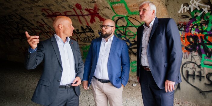 Andreas Horn, Arne Ott und OB Andreas Bausewein bei der Begutachtung der Schmierereien an der Krämerbrücke