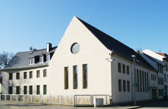 das gesamte Gebäude der Neuen Synagoge mit seinem hellen Putz und den markanten Fenstern