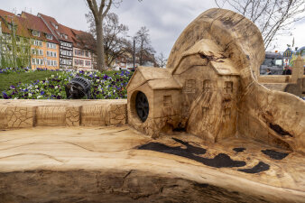Domplatzbeet Holzmöbel mit Museum Neue Mühle Holzskulptur