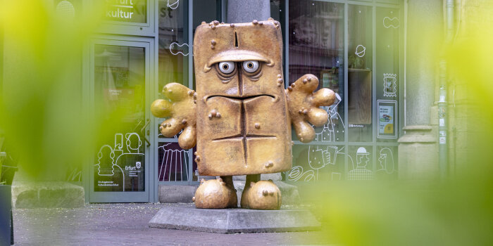 eine große Figur der Kika-Figur Bernd das Brot steht vor dem Erfurter Rathaus