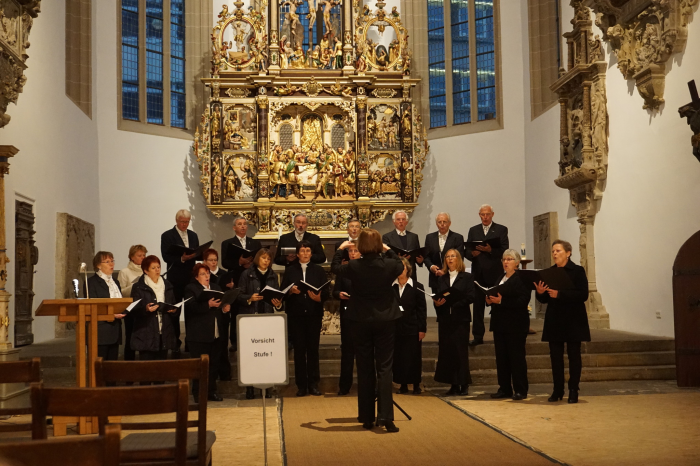 Kammerchor vor dem Altar in der Erfurter Kaufmannskirche