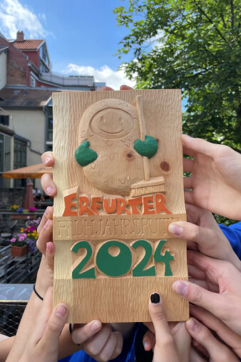 Pokal zum Erfurter Frühjahrsputz an die 10. Klasse des Gutenberggymnasiums übergeben.