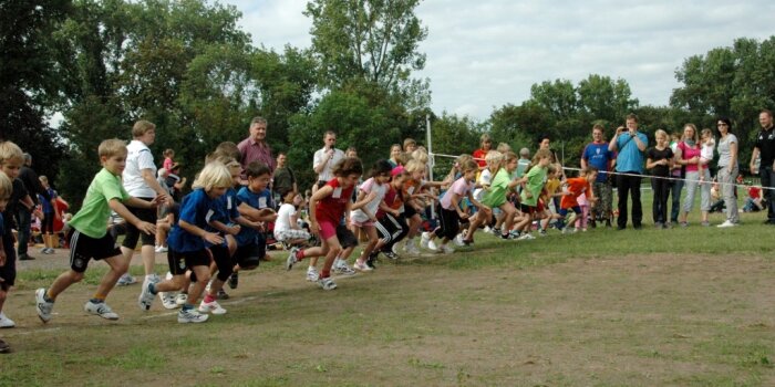 Kinder und Jugendliche beim Start