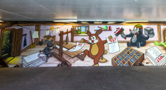 eine mit Graffiti gestaltete Wand zeigt verschiedene Motive wie Maulwurf, Hase und Maus