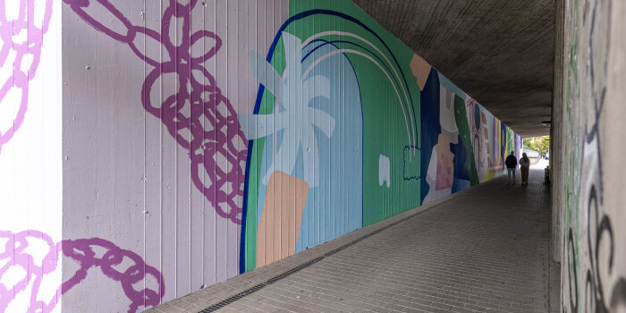 Eine mit Straßenkunst gestaltete Wand eines Tunnels