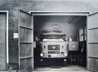 Ein Feuerwehrfahrzeug im Jahr 1981 auf einem Schwarz-Weiß-Foto.