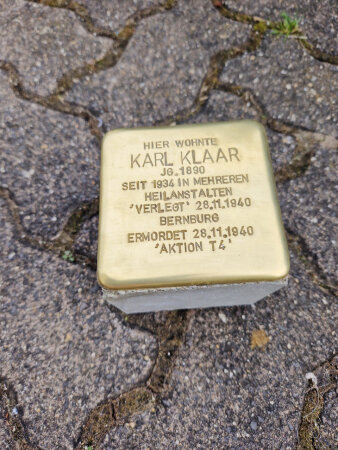 Stolperstein mit Oberfläche aus Messing und Prägung des Namens Karl Klaar und weiterer Informationen