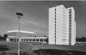 Schwarz-weiß Foto eines Gebäudekomplexes mit Flach- und Hochhäusern