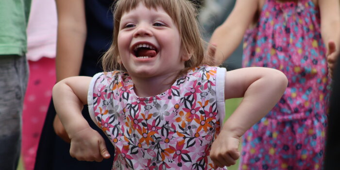 Ein Kind tanzt voller Freude