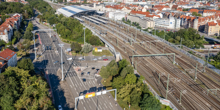 Luftbild einer großen Straßenkreuzung mit Eisenbahntunnel