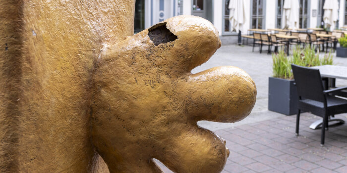 Hand der Erfurter Kika-Figur Bernd das Brot mit Loch