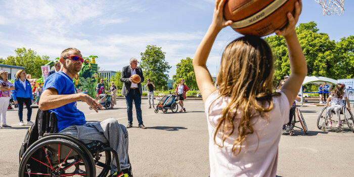 Kinder im Rollstuhl spielen Basketball