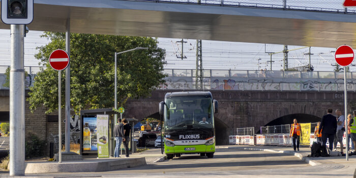 Ein Bus steht unter einer Brücke