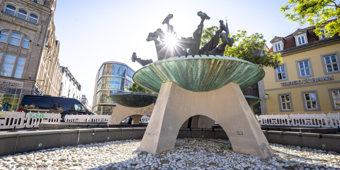 Leeres Brunnenbecken mit Bronzefigur