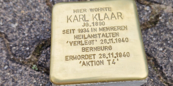 Stolperstein mit Oberfläche aus Messing und Prägung des Namens Karl Klaar und weiterer Informationen