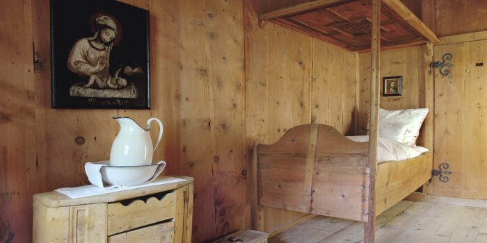 Bild eines komplett aus Holz ausgestatteten Raums im Kloster St. Johann