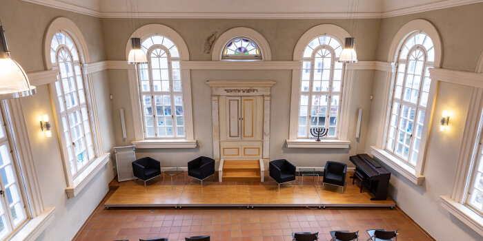 Blick auf das Podium in der Kleinen Synagoge