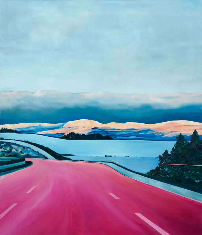Gemälde einer Straße und einer bergigen Landschaft in Pink- und Blautönen