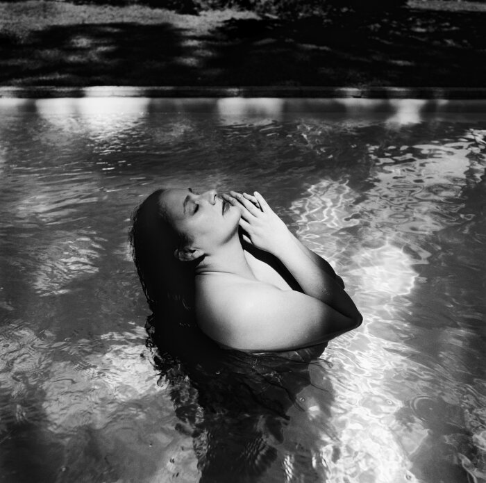 Schwarz Weiß Portrait einer Frau ein einem Pool