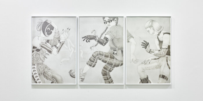 Drei Bilder mit gemalten Personen in Grautönen in einem Raum hängend