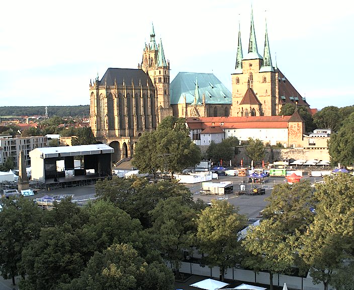 Blick auf den Erfurter Domplatz, im Hintergrund der Dom und die Severikirche